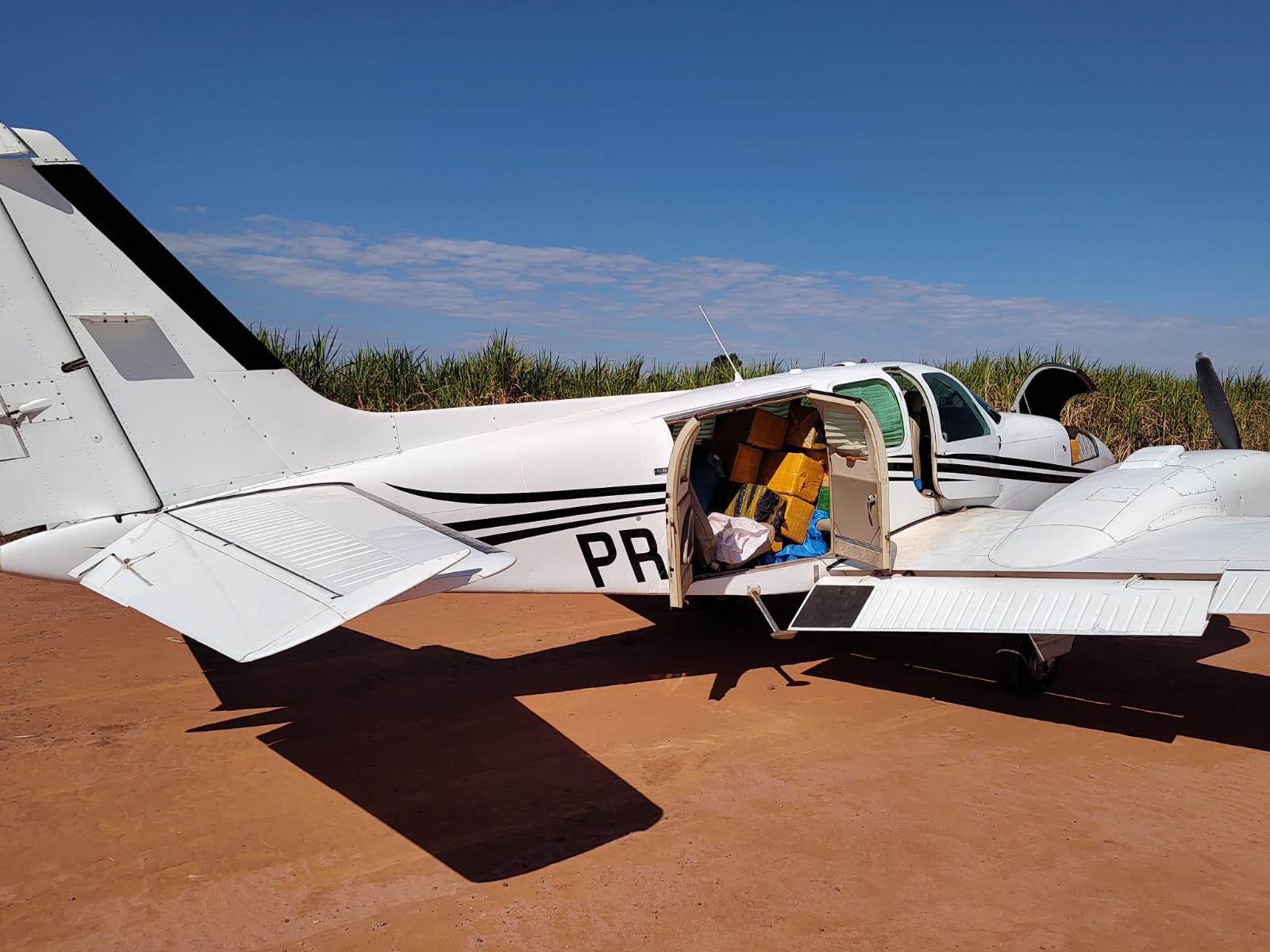 Avião interceptado pela FAB transportava 400 quilos de cocaína (Foto: Cairo Oliveira/ EPTV)