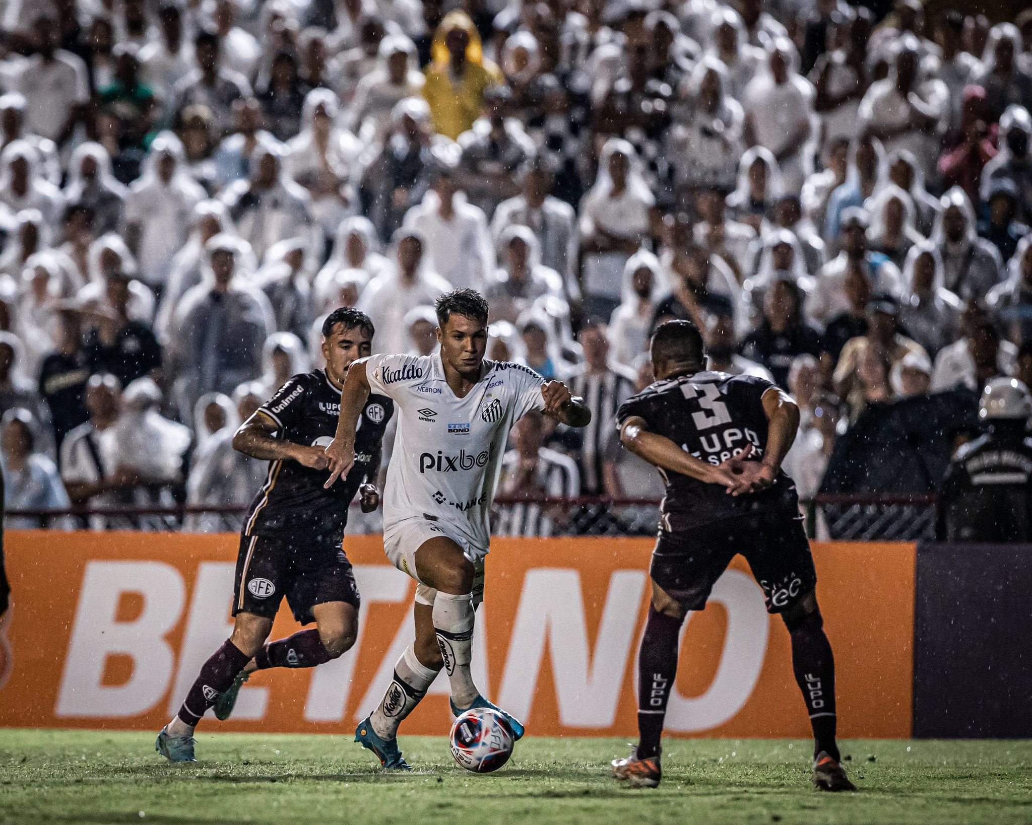 Corinthians sai na frente, mas cede empate do Atlético-MG