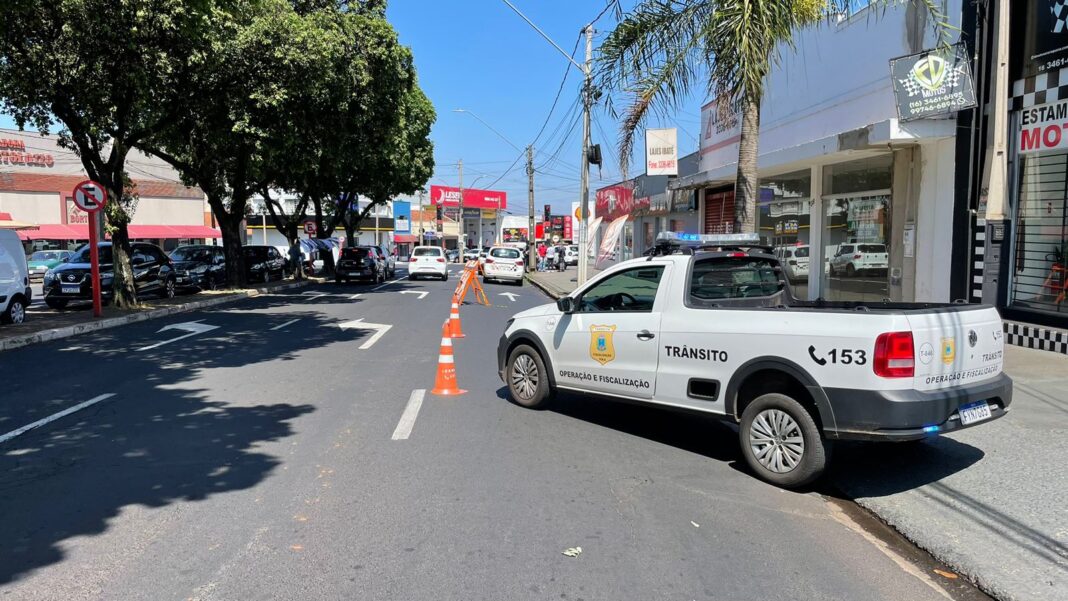 Interdição da Avenida Bento de Abreu com agentes de trânsito de Araraquara
