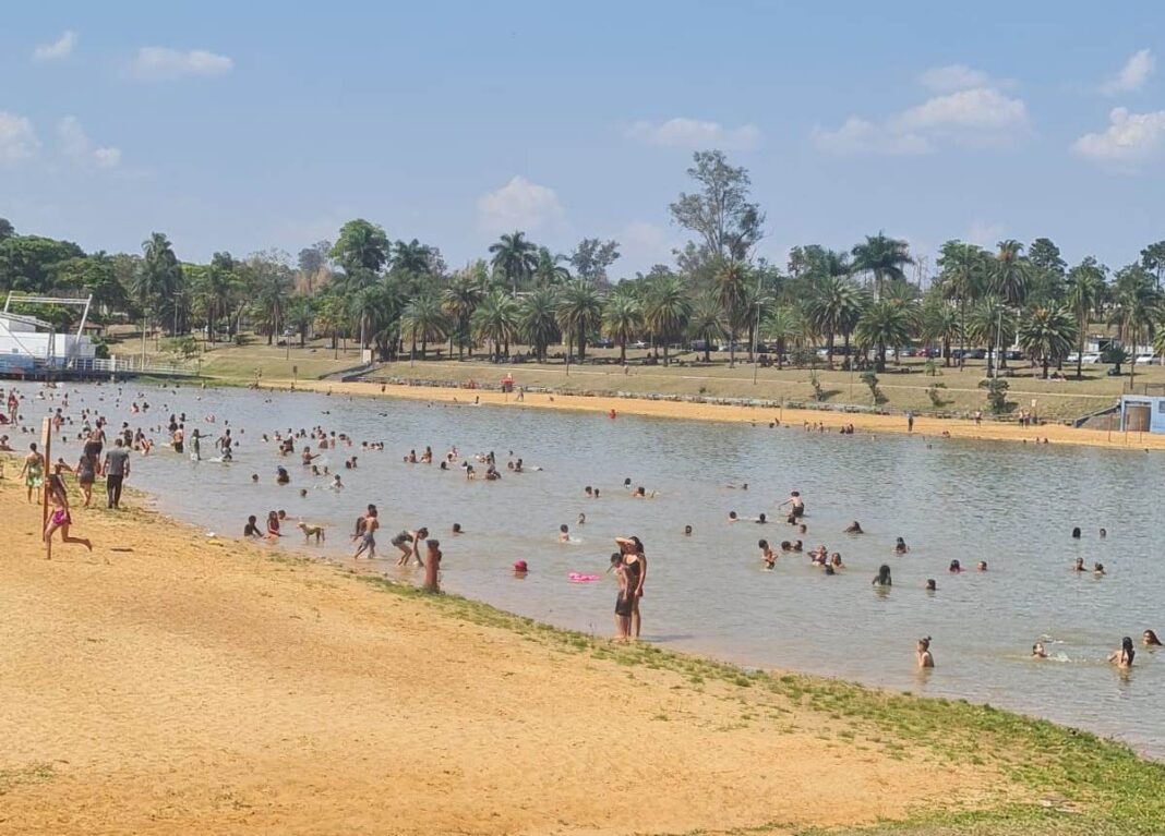 Represa com centenas de banhistas no Parque do Pinheirinho em um dia ensolarado