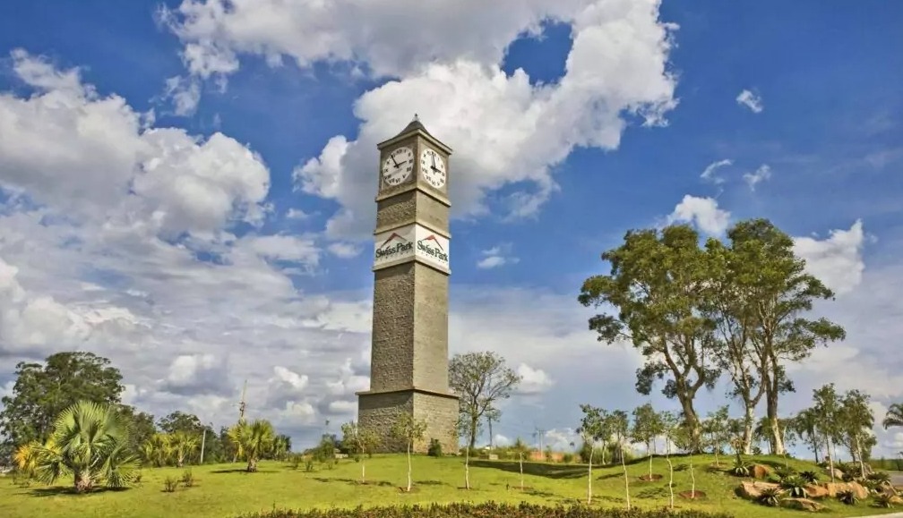 A foto mostra a torre de relógio do Swiss Park, na rotatória de acesso ao bairro, em Campinas