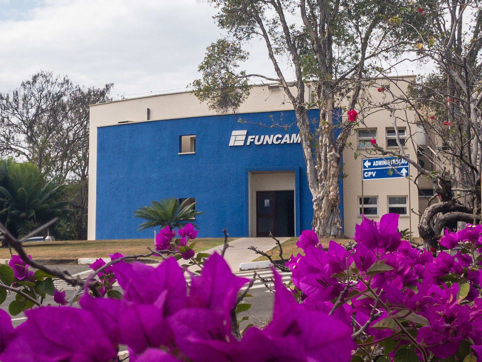 A foto mostra a fachada do prédio da Funcamp em Campinas