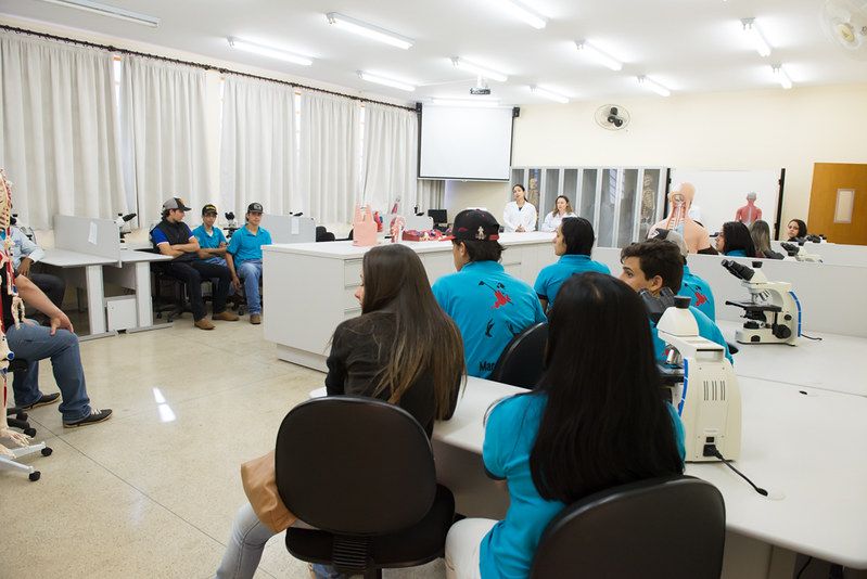 A foto mostra estudantes durante aula em uma unidade do Centro de Paula Souza