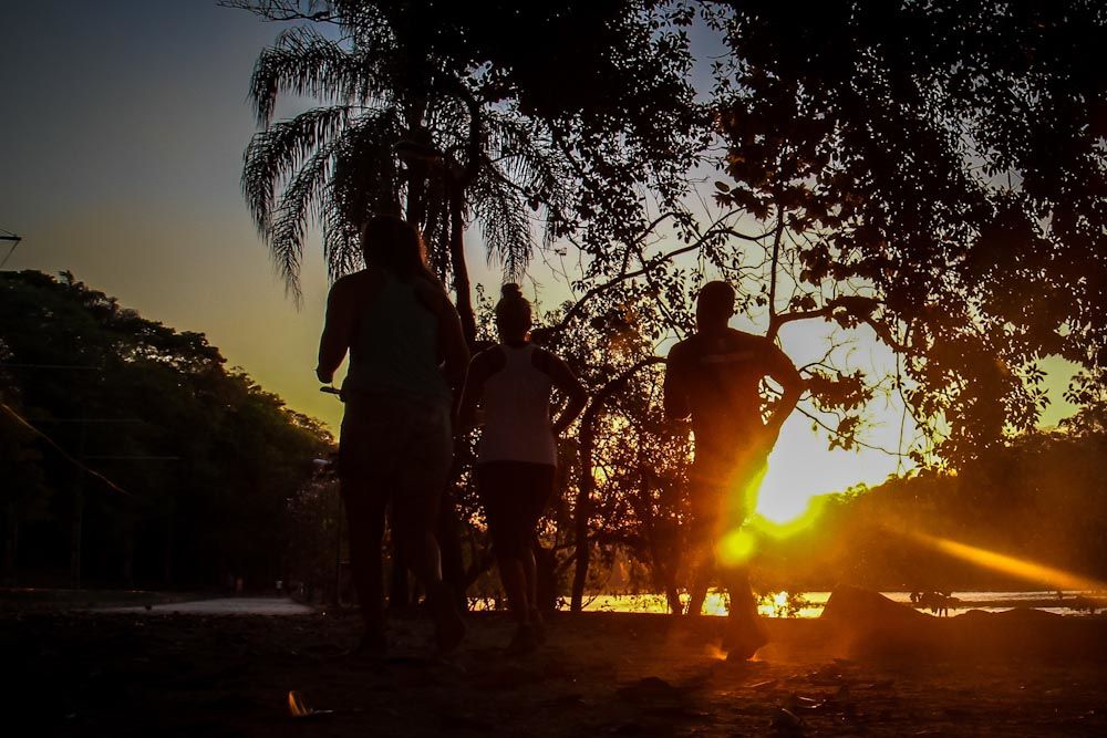 Final de tarde de muito calor na lagoa do Taquaral em Campinas, com pessoas correndo e por do sol