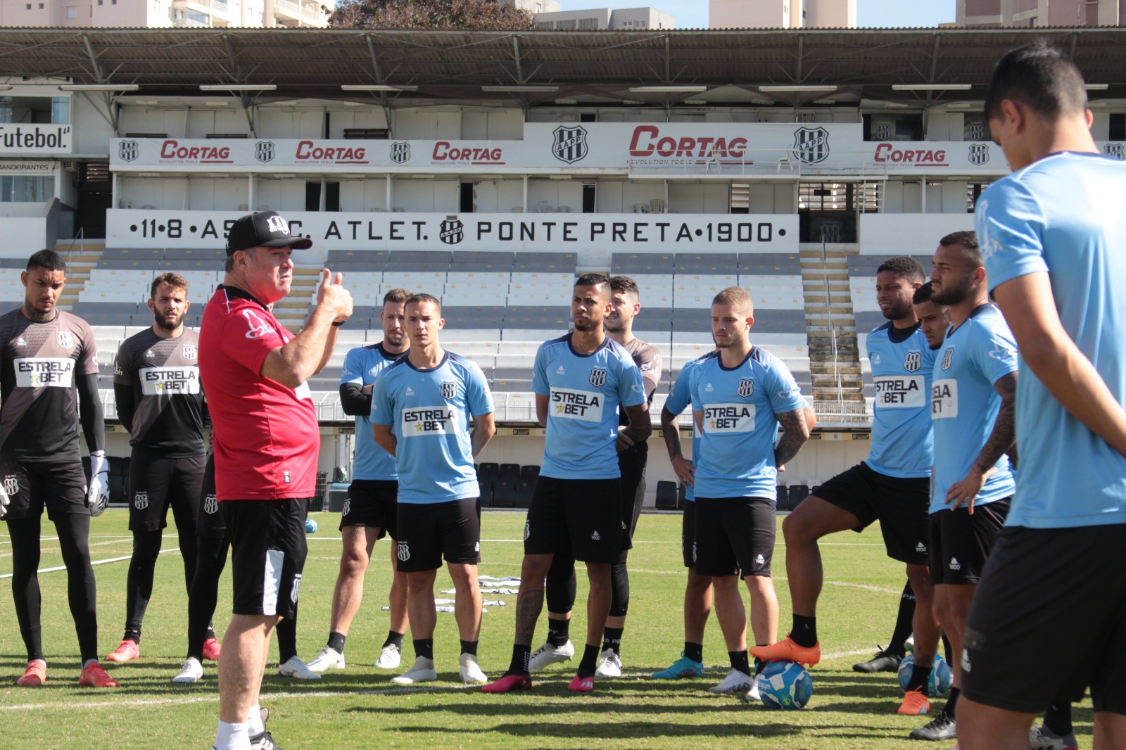 Técnico e jogadores conversam durante treinamento na Ponte