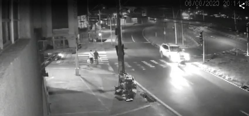 Imagem mostra o carro se paroximando da vítima em avenida de Campinas