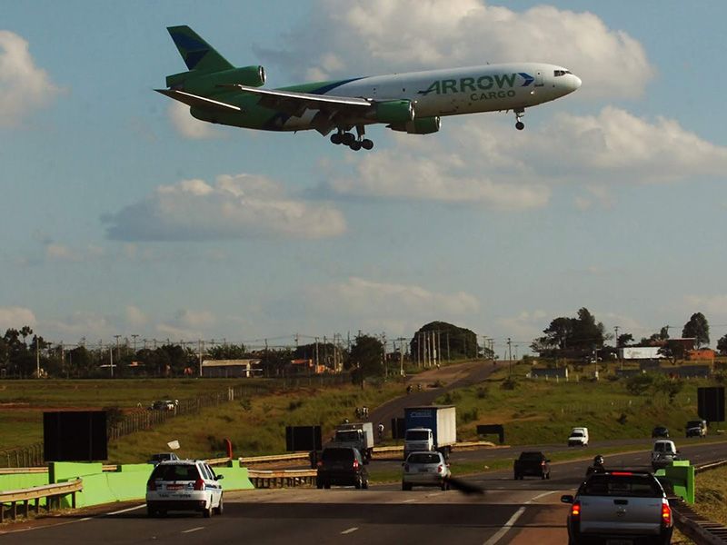 Avião se prepara para pouso no aeroporto de Viracopos passando em cima da rodovia Santos Dumont