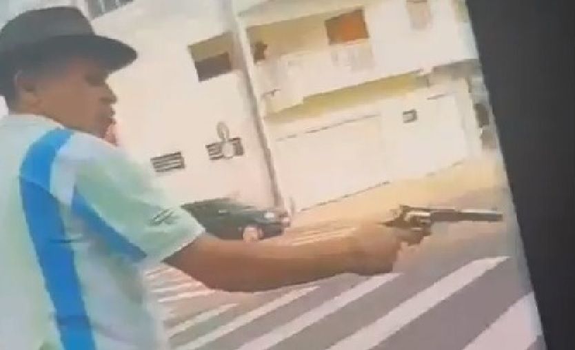 Homem atira duas vezes durante ameaça a policiais em Indaiatuba (Foto: Reprodução/EPTV Campinas)