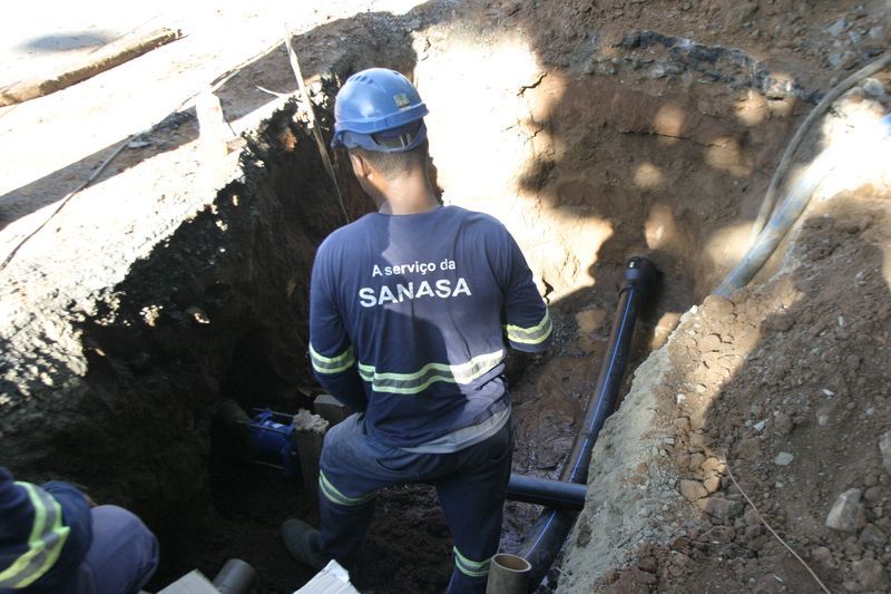 A foto mostra funcionário da Sanasa durante trabalho em área da cidade