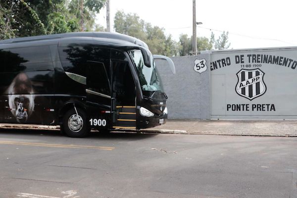 A foto mostra o ônibus da equipe da Ponte chegando ao Centro de Treinamento em Campinas