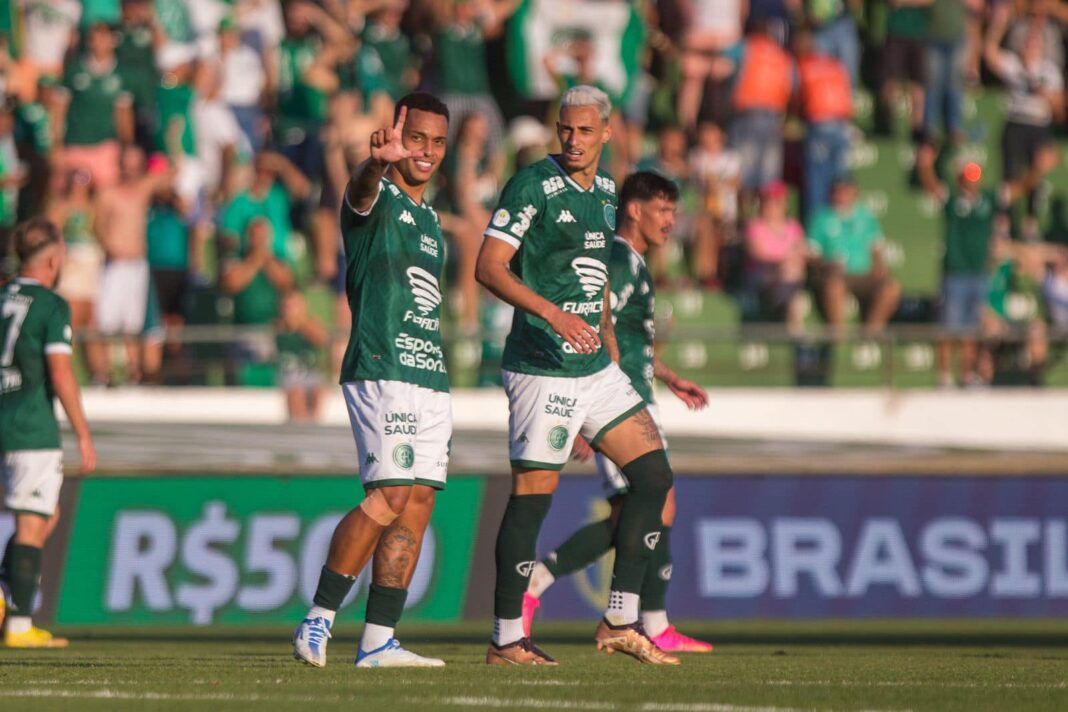 Jogador Bruninho, do Guarani, faz o L com a mão, ao lado de Derek, seu companheiro de equipe.