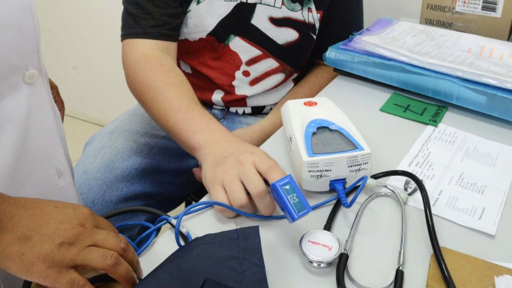 a foto mostra uma criança medindo a pressão - planos de saúde