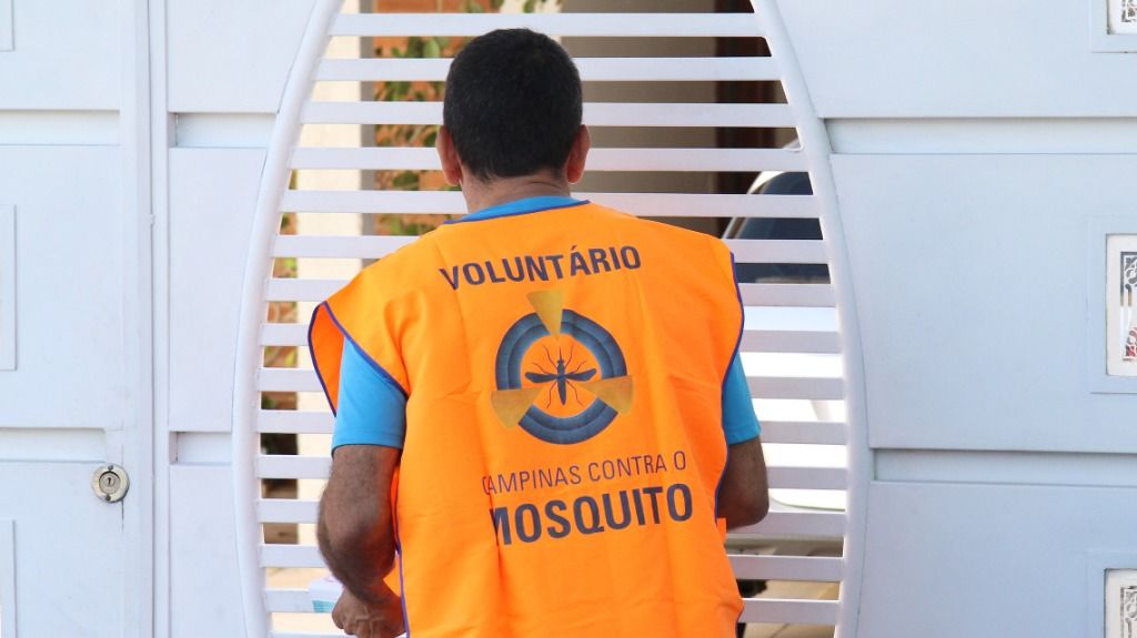 agente realizando vistoria contra a dengue em Campinas