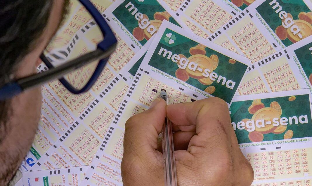A foto mostra Volantes da Mega Sena sendo preenchidos para apostas em casas lotéricas da Caixa