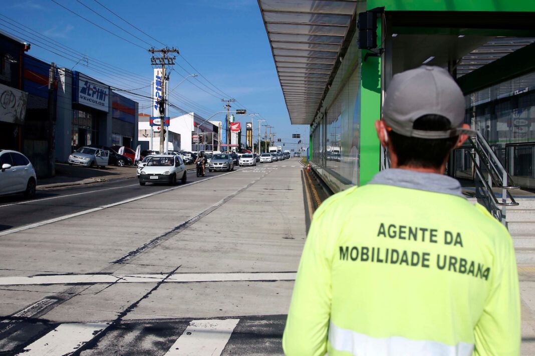 A foto mostra um agente da Emdec observa o trânsito no Terminal Ouro Verde