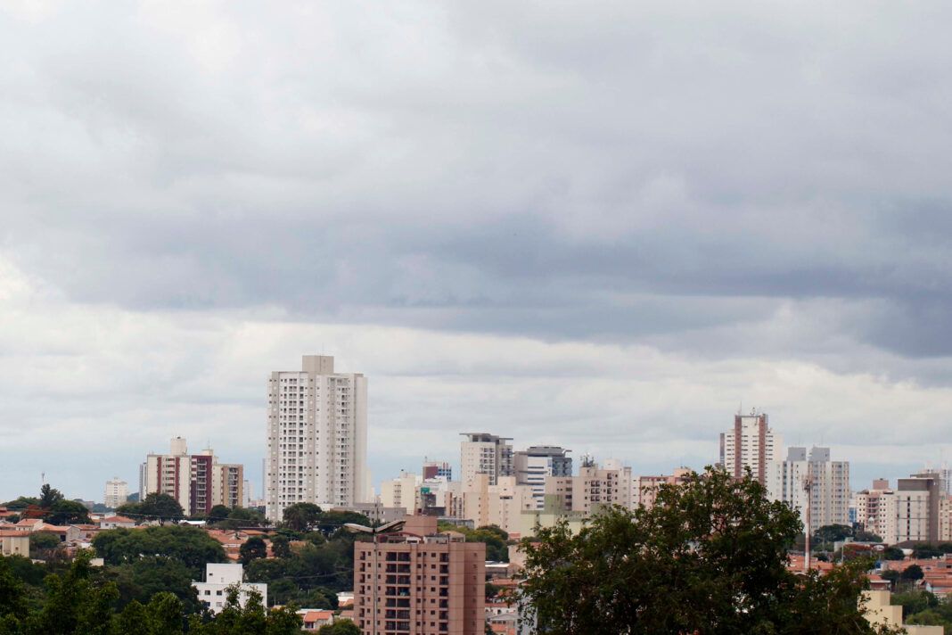 Cidade de Campinas sob o céu nublado