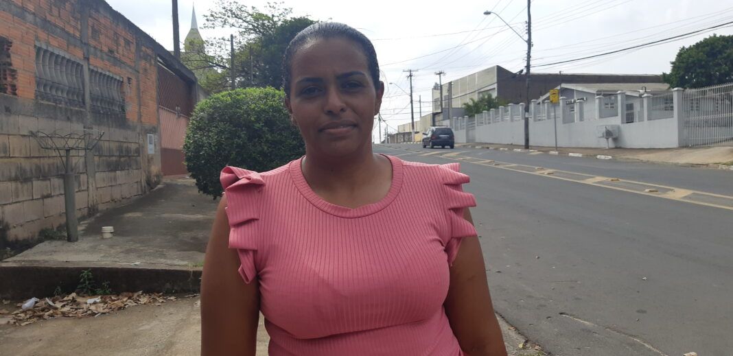 Claudineia Dantas é moradora há 7 anos e tem críticas ao bairro Satélite Íris