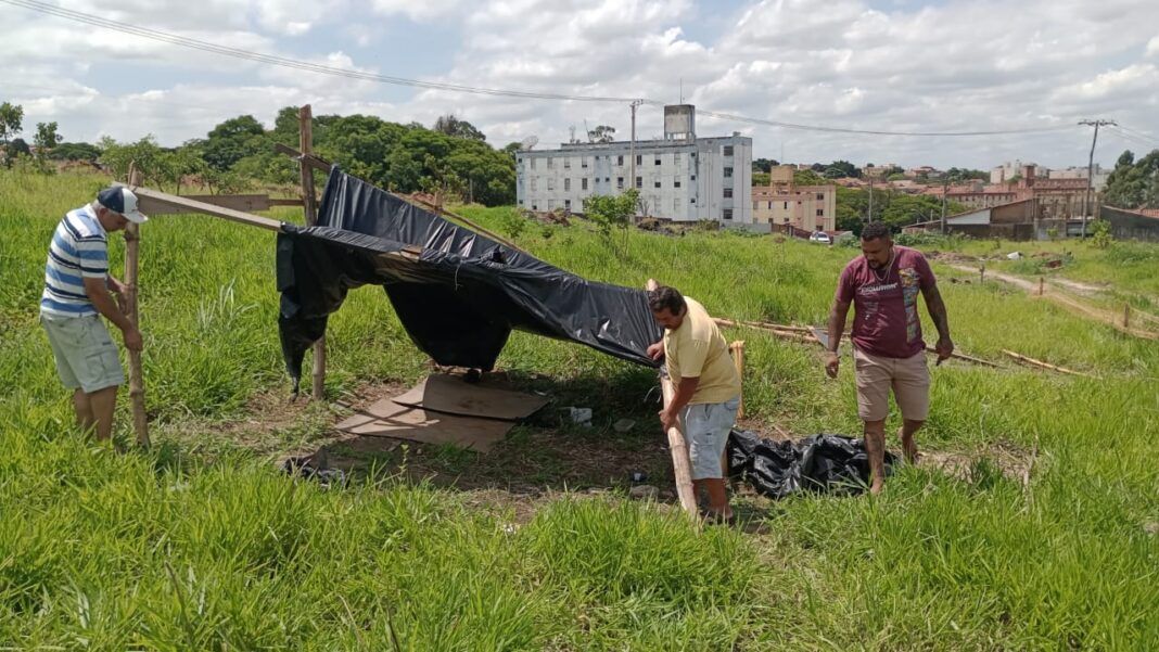 Hoje, foram removidas demarcações do terreno e duas tendas, que estavam sendo instaladas (Foto: Divulgação/ Sehab)