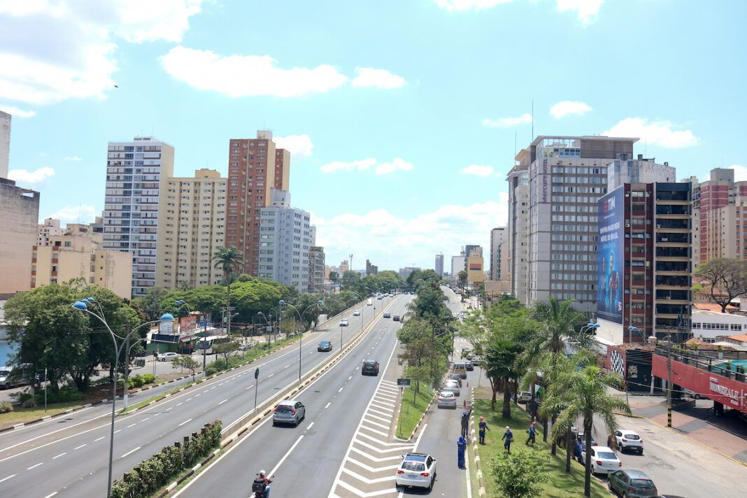 Vista da Avenida Aquidabã. com veículos trafegando, em Campinas tem tempo aberto e muito calor neste domingo