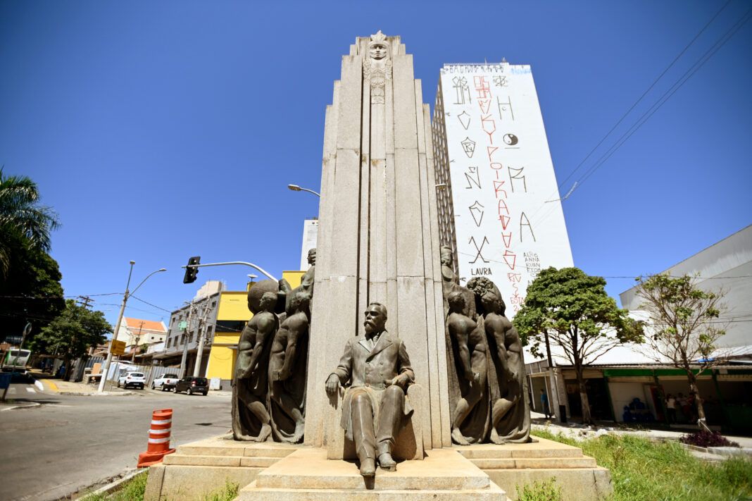 Monumento em homenagem a Campos Salles, na avenida que leva o nome dele em Campinas (Foto: Carlos Bassan/ PMC)