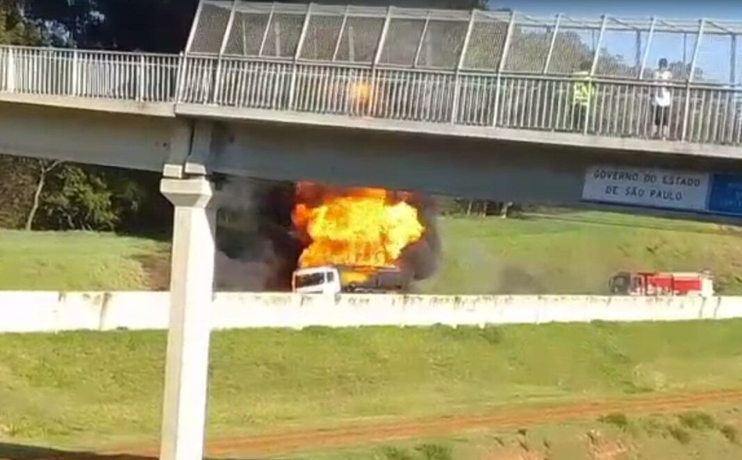 Fogo se alastrou pelo caminhão-tanque na região de Campinas (Foto: Reprodução/EPTV Campinas)