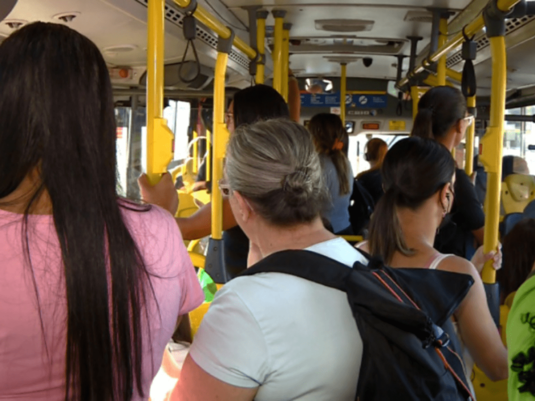 Usuários de ônibus se aglomeram em coletivos (Foto: Reprodução/EPTV Campinas)