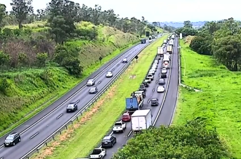 A imagem mostra o congestionamento na rodovia
