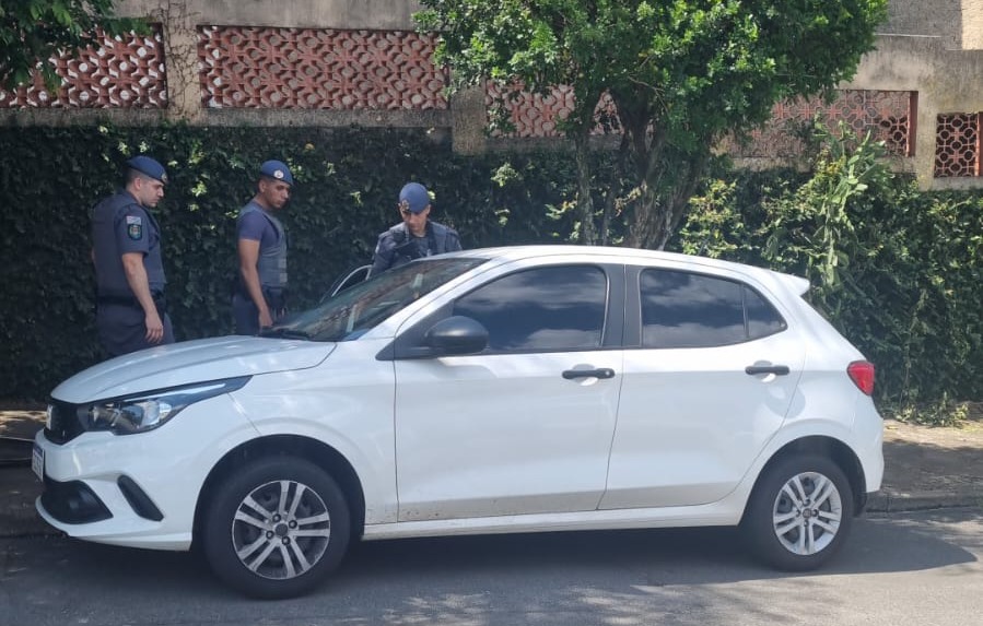 Veículo foi encontrado na Vila Teixeira, mas suspeito segue foragido (Foto: divulgação PM)