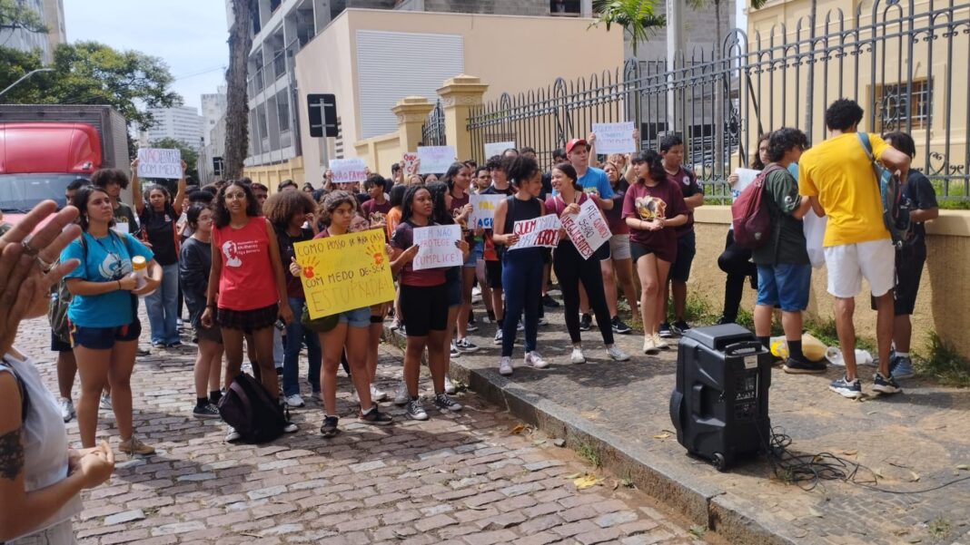 Protesto de estudantes nesta quinta-feira (16) em frente ao Cotuca (Foto: Reprodução: EPTV)