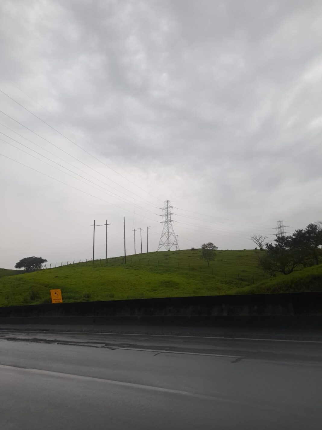 A imagem mostra o km 80 da Rodovia Anhanguera, na altura de Valinhos e, ao fundo, torres de energia elétrica.