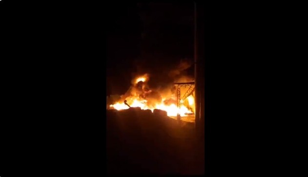 Corpo de Bombeiros foi acionado, e três equipes trabalharam para poder conter as chamas (Foto: reprodução EPTV - Campinas)