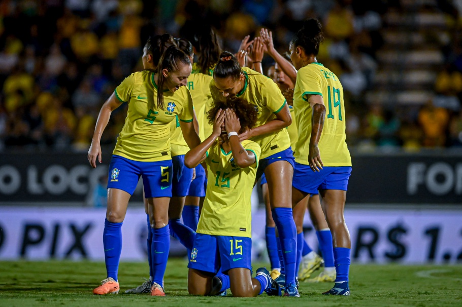 a foto mostra jogadoras da seleção no meio do campo durante partida