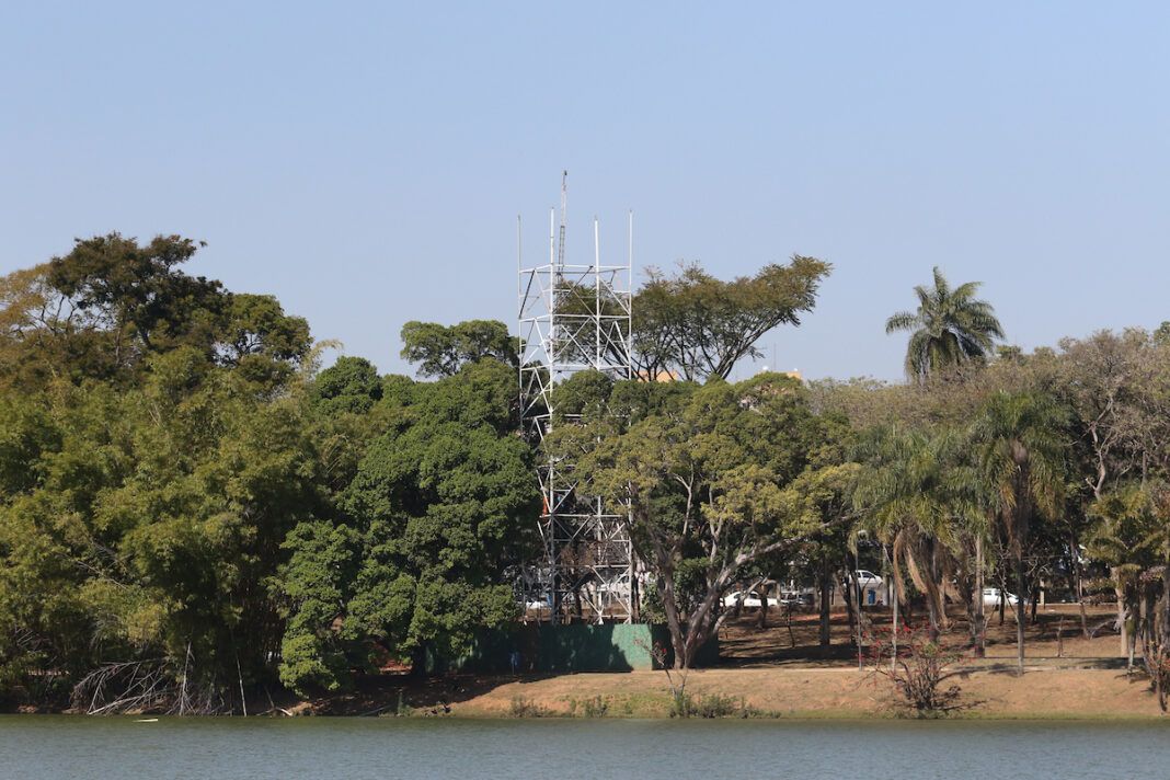 foto mostra parte da estrutura da tirolesa em meio às árvores da lagoa do taquaral.