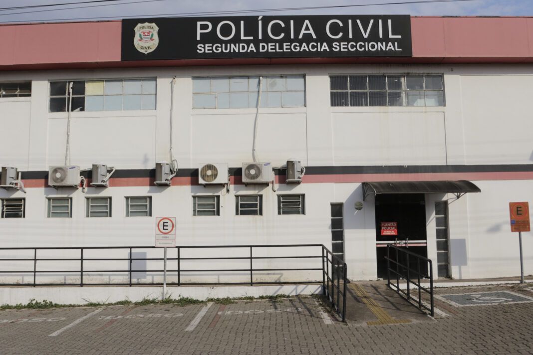 A foto mostra a fachada da Segunda Delegacia Seccional de Campinas.