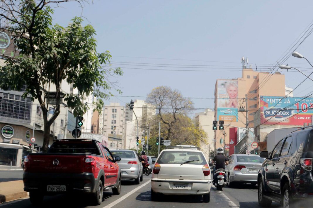 A foto mostra veículos parado no trânsito de avenida em Campinas
