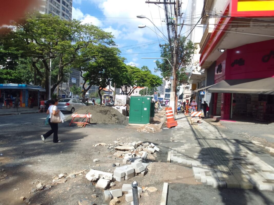 Poeira também incomoda pedestres e comerciantes (Foto: Raquel Valli - acidade on Campinas)