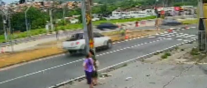 Incidente ocorreu na Avenida Ruy Rodrigues, na região do Ouro Verde, quando o trabalhador foi atropelado por uma caminhonete L200 Triton branca (Foto: reprodução)