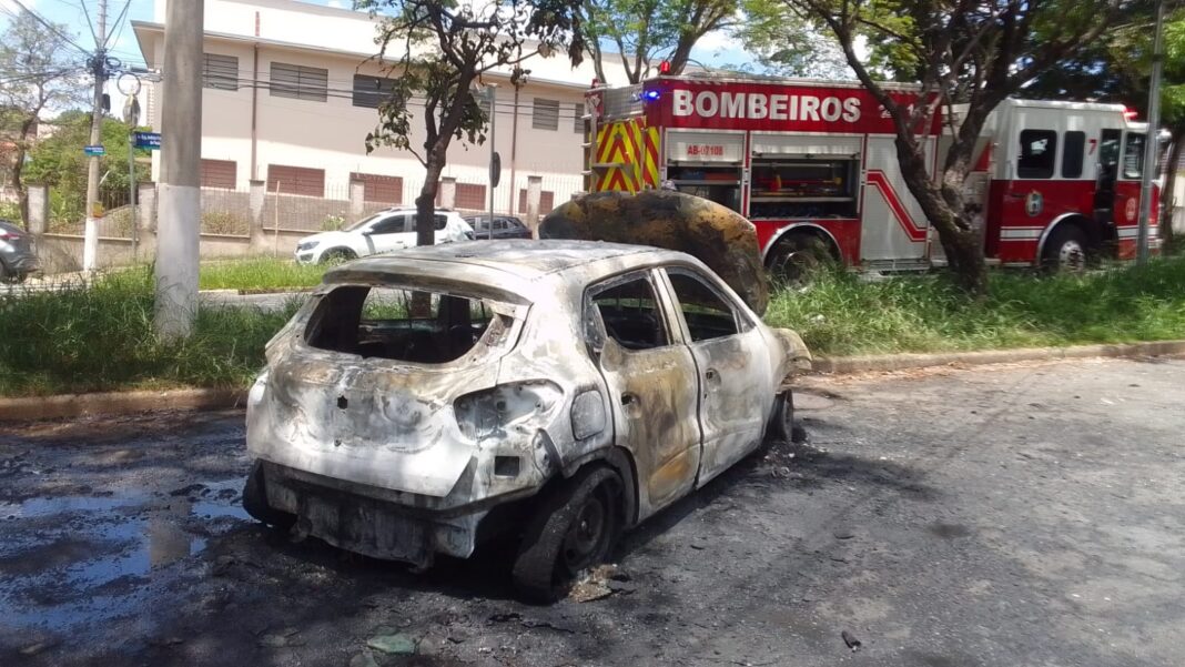 Corpo de Bombeiros foi acionado, e um caminhão da corporação apagou as chamas do que restou do veículo (Foto: Raquel Valli/ acidade on Campinas)