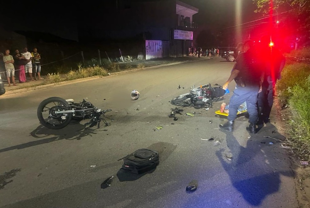 foto mostra as duas motos envolvidas no acidente caídas em uma rua