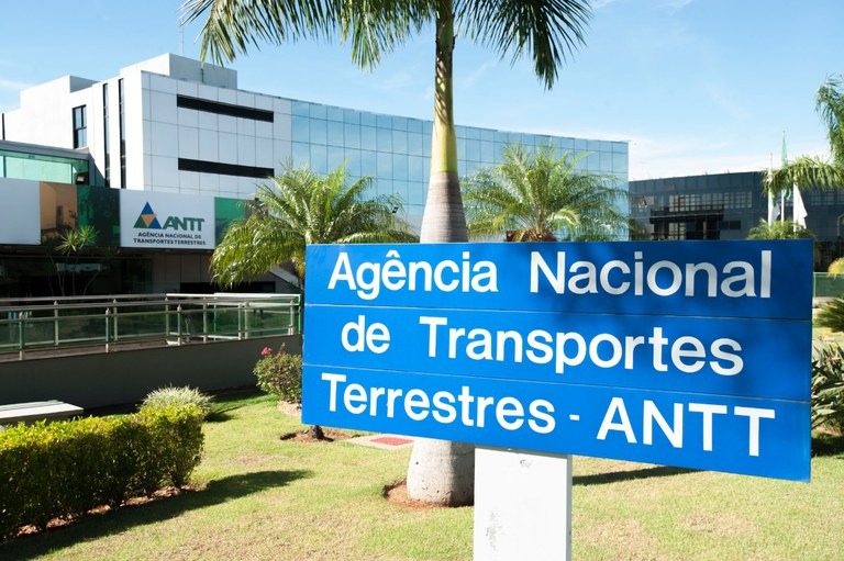 foto mostra prédio da ANTT (Agência Nacional de Transportes Terrestres) com uma placa com o nome da organização