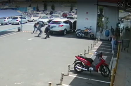 Bandidos fortemente armados tentaram roubar o carro-forte do supermercado em Sumaré (Crédito: reprodução)