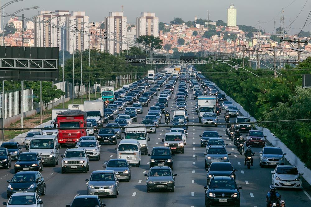 A foto mostra o trânsito intenso na Marginal Pinheiros, sentido bairro na altura da Raia da USP, na zona Sul de São Paulo