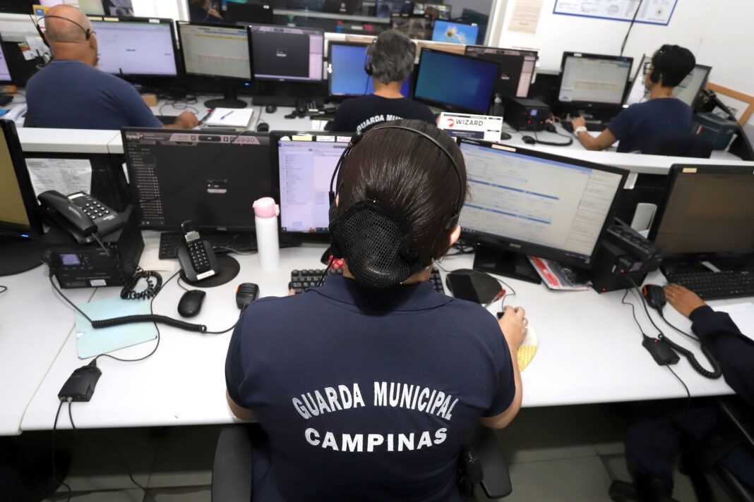 a foto mostra agentes da GM trabalhando em seus computadores