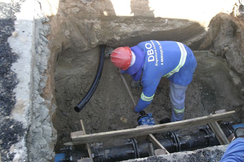 a foto mostra um servidor da sanasa fazendo uma obra de interligação de água