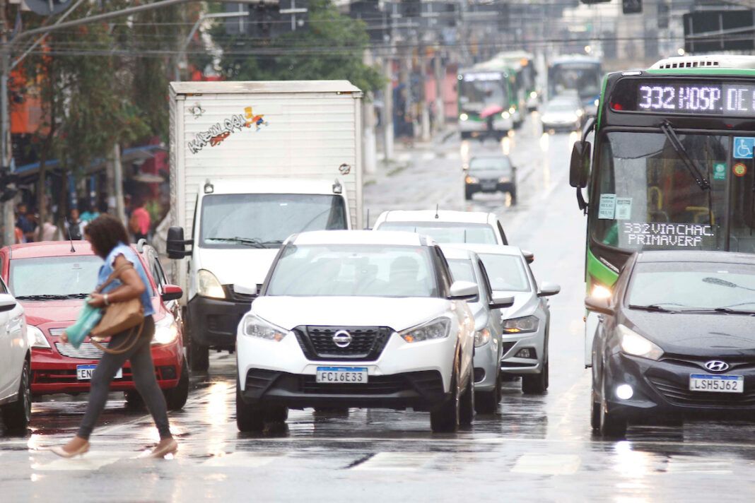 foto mostra veículos no trânsito na Avenida Moraes Salles
