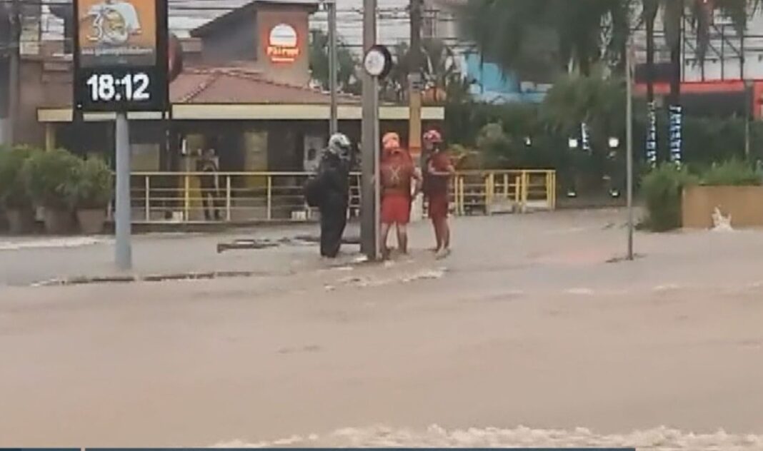 Dois motoboys ficaram ilhados na Avenida Princesa D’Oeste e tiveram que ser resgatados pelo Corpo de Bombeiros (Foto: reprodução)