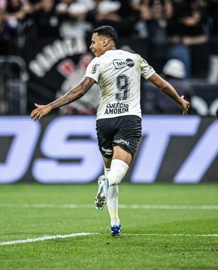 Comemoração do jogador do Corinthians pela classificação na final da copinha 