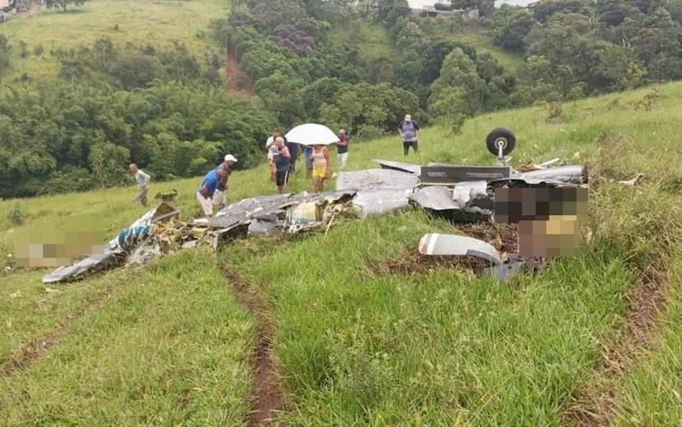 Destroços do avião que caiu na manhã deste domingo (28) na cidade mineira (Foto: reprodução/ redes sociais)