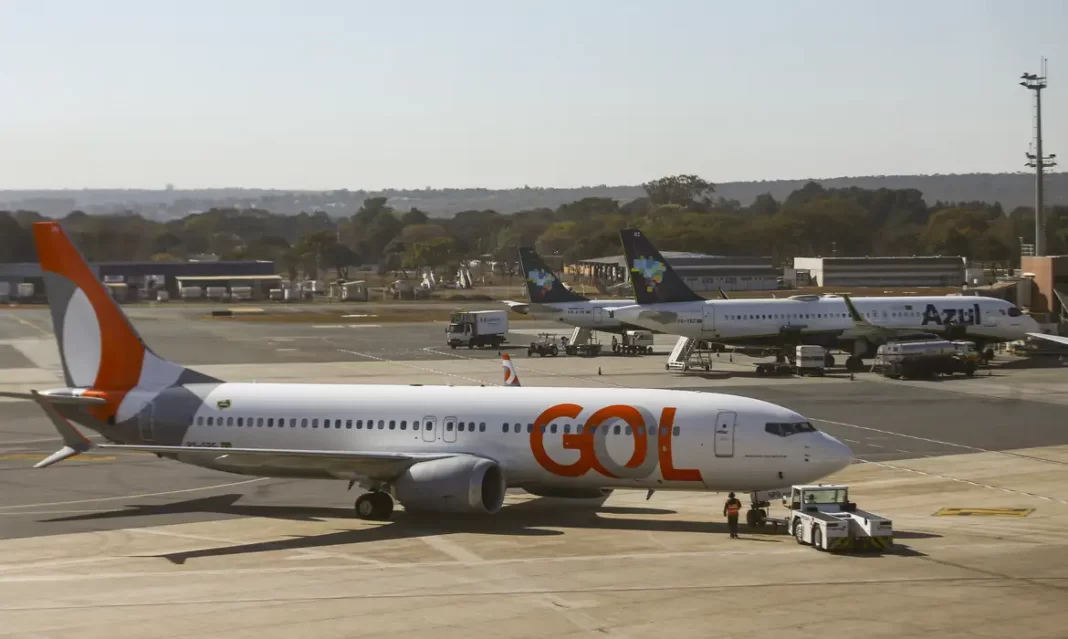 A foto mostra uma aeronava da Gol taxiando em um aeroporto