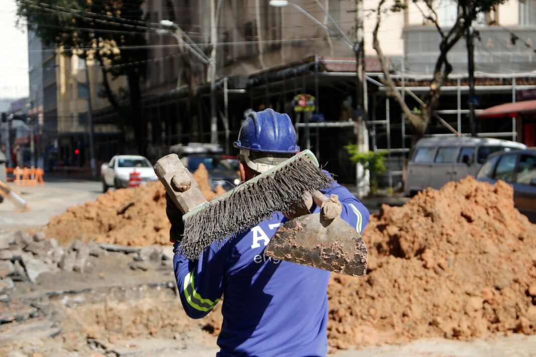 Prefeitura informou que os trabalhos reiniciarão de forma parcial, com foco nos acabamentos das calçadas (Foto: Código 19)